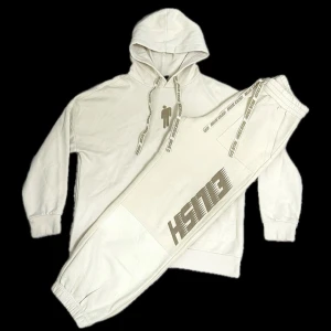 Merch - Billie Eilish Set  - Säljer detta supermjuka och varma set från Billie Eilish-kollektionen på H&M. Setet består av tröja och byxor i matchande beige färg med brun Billie Eilish-logga. Oversized och bekväm passform – perfekt för mysiga dagar hemma eller en trendig streetwear-look.  🧶 Material: 60% bomull, 40% polyester 📏 Storlek: M 🔁 Använt med några fläckar (se bilder för detaljer)  (Färgen på ena sidan av byxan har försvunnit lite) 
