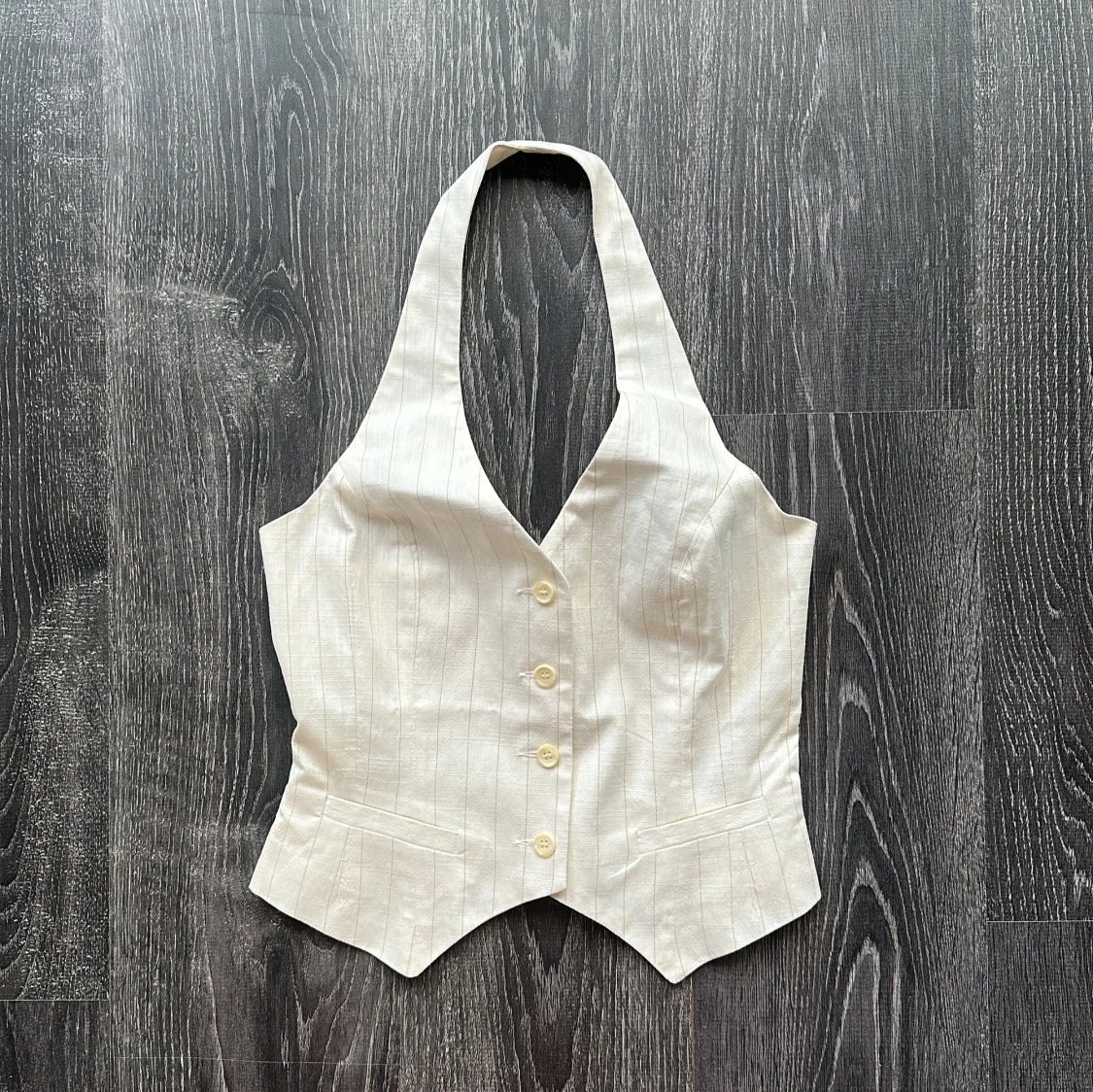 Vit randig omlottväst med knappar