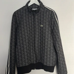 Lacoste track jacket - Strl M, nypris 2300, köpt i maj men använd några få gånger, kvitto finns, 
