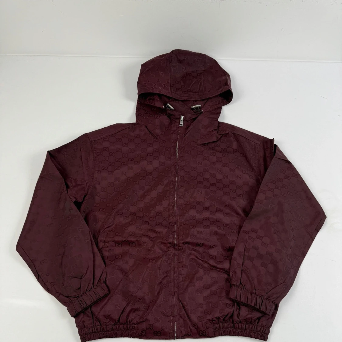 Vinröd vindjacka från Gucci