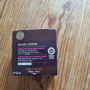 Yves Rocher Riche Crème nattkräm - Riche Crème nattkräm från Yves Rocher med olja från 1000 rosor och 30 exklusiva oljor. Kommer i en brun förpackning, 50 ml. Innehåller 85% ingredienser av naturligt ursprung. Perfekt för dig som vill ha extra näring och mjukhet på natten.