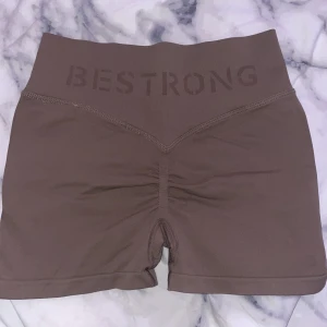 Bruna seamless shorts från BeStrong - Snygga bruna seamless shorts från BeStrong med hög midja och scrunch-detalj bak. Perfekta för gymmet eller träning, sitter tight och bekvämt med stretchigt material. 