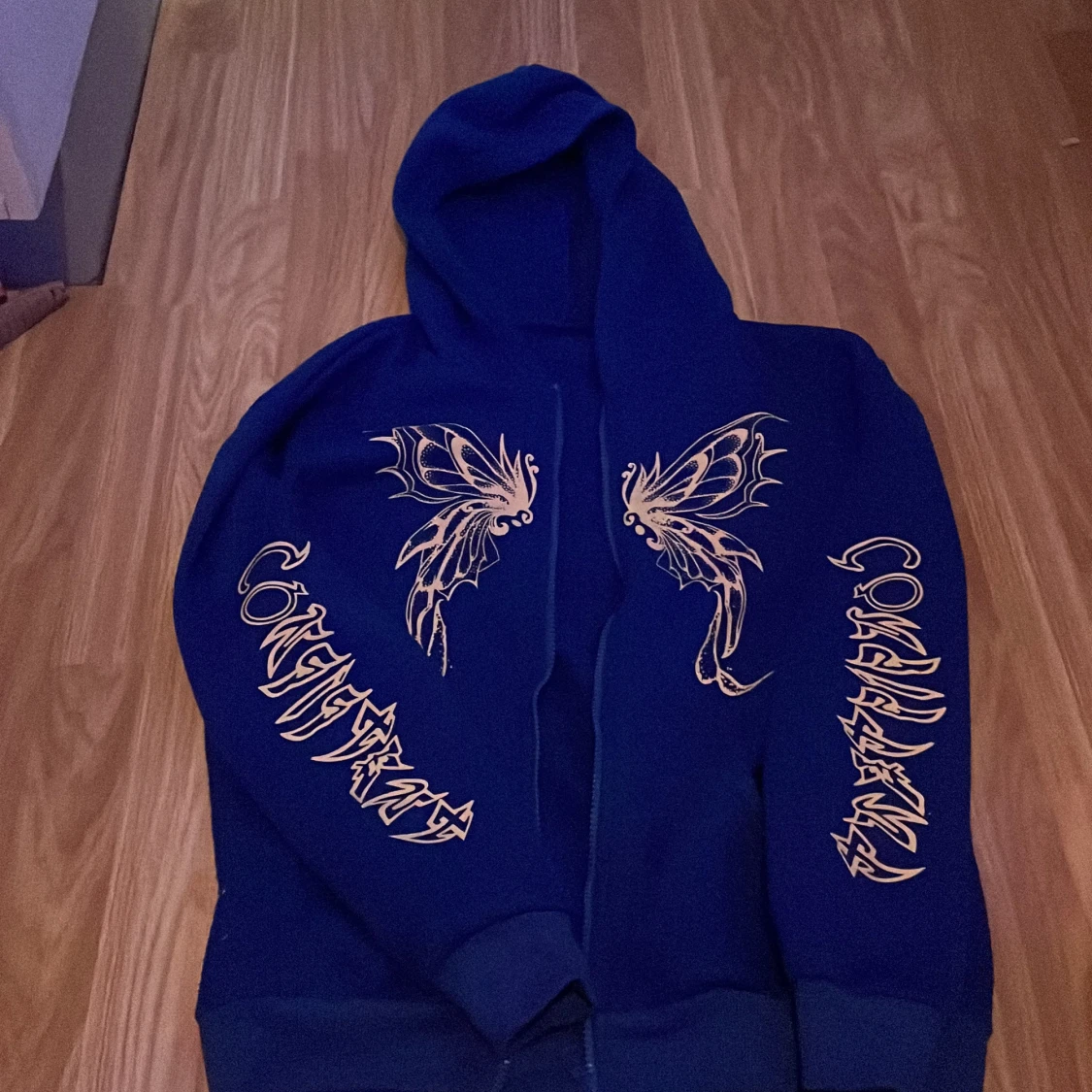 Blå hoodie med fjärilstryck från SHEIN