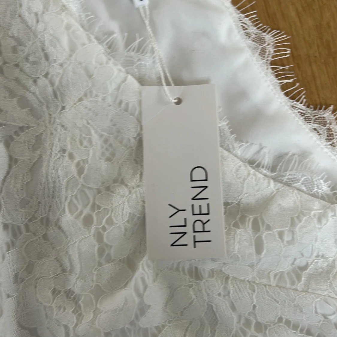 Vit spetsklänning från NLY Trend - 2