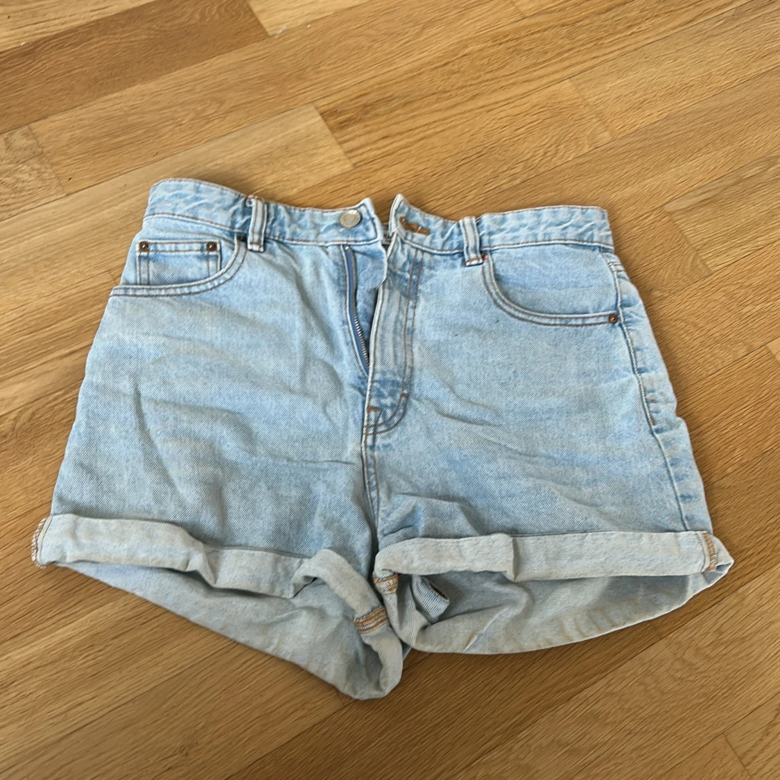 Ljusblå jeansshorts Pull&Bear
