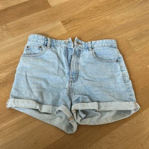 Ljusblå jeansshorts Pull&Bear - Ljusblå jeansshorts från Pull&Bear med klassisk femficksdesign, uppvikta benslut och hög midja. Hämtas i Östersund eller skickas på posten. Nypris 299kr säljer för 100kr