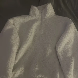 Mysig vit tröja med zip up vid halsen - Knappt använd jättefin tröja är väldigt mysig på vintern men funkar också på kalla sommarkvällar, dragkedja i halsen, den är luftig men håller än varm💕