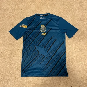 Fotbollströja  - Säljer en unik FC Porto fotbollströja som inte finns längre att köpa! Tröjan är autentisk! Storlek M. Mycket bra skick! Vid snabb affär kan priset sänkas! 