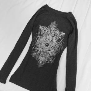 vintage y2k pinterest alternative långärmad topp - 2000-tals affliction liknande tröja med stenar i fint skick 🩶storlek m på tröjan men passar som s/36 🩶läs min sida för mer info 