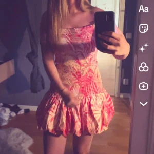 Populär Hm klänning! - Superfin kortklänning i rosa och gula toner med tropiskt mönster. Klänningen har offshoulder-ärmar, smockad överdel och en fluffig volangkjol. Perfekt för sommarens alla tillfällen och ger en riktigt söt vibe!