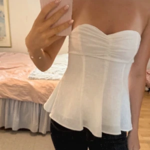 tubtopp från zara - säljer då den inte kommer till användning 💞💞 kommer inte kunna skicka förrän den 11e augusti!!