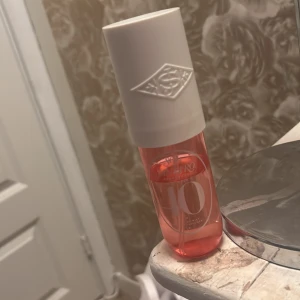 Sol de Janeiro parfym ( 40 ) - Fräsch body  mist från Sol de Janeiro , använd ganska mycket! Ca lite mer en halva kvar! 