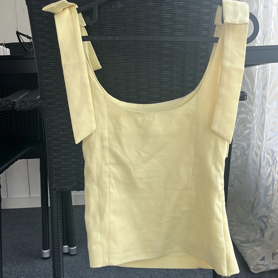 Gult linne med detaljer💕 - 2