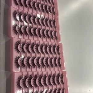 Flera par volymfransar i svart - Säljer flera par dramatiska lösögonfransar med volym och fluffig effekt. Fransarna är svarta, täta och har en böjd form för att ge en intensiv blick. De levereras i rosa plastaskar och passar perfekt för dig som vill ha extra långa och fylliga fransa🤍🤍.