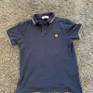 Stone island piké - Säljer denna sköna Stone Island piké som är använd men i bra skick. Storlek S och Slim Fit. Ord pris: 2000 mitt pris: 499. Skriv kring funderingar. Pris kan diskuteras