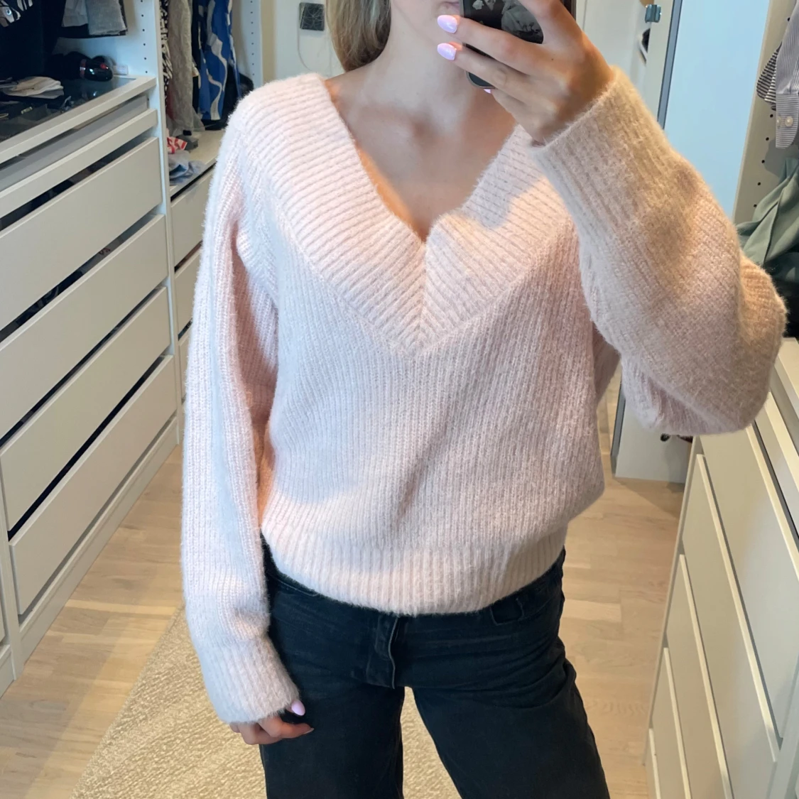 Ljusrosa stickad v-ringad tröja - 1