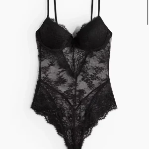 Spetsbody H&M - Storlek 80B. Använd en gång så mycket bra skick 🥰