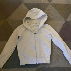 Vit hoodie från Ralph Lauren - Äkta ralph lauren hoddie säljer för den har blivit för liten. ny pris 1800kr pris kan diskuteras