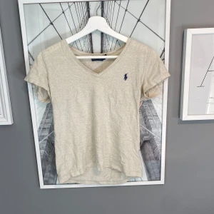 Grå polo ralph lauren t-shirt  - Säljer en skitsnygg polo ralph lauren t-shirt. Hör av er vid frågor och funderingar. Pris kan diskuteras💕