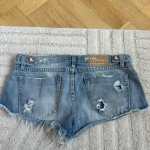 Populära shorts - Populära lågmidjade jeansshorts från one x oneteaspoon i storlek 27. Midjemått =40 cm💖💖