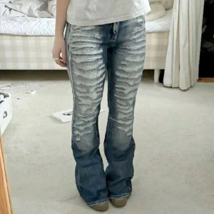Populära jaded london jeans - Bootcut, low waist, storlek m. Tryck gärna på köp nu, postar helst med postnord för snabbast frakt 💗 Midja:38 Innerbenslängd: 85