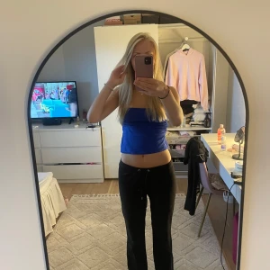 Svarta mjukisbyxor - Svarta mjukisbyxor med avslappnad passform och dragsko i midjan. Bekväma och perfekta för både hemmamys och vardagsbruk.