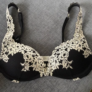 Svart intimissimi bh  - Svart intimissimi bh i storlek 75B. Använd men bra skick utan defekter💓skulle kunna vara öppen för byte om man har gioia modellen och i storlek 70b! 