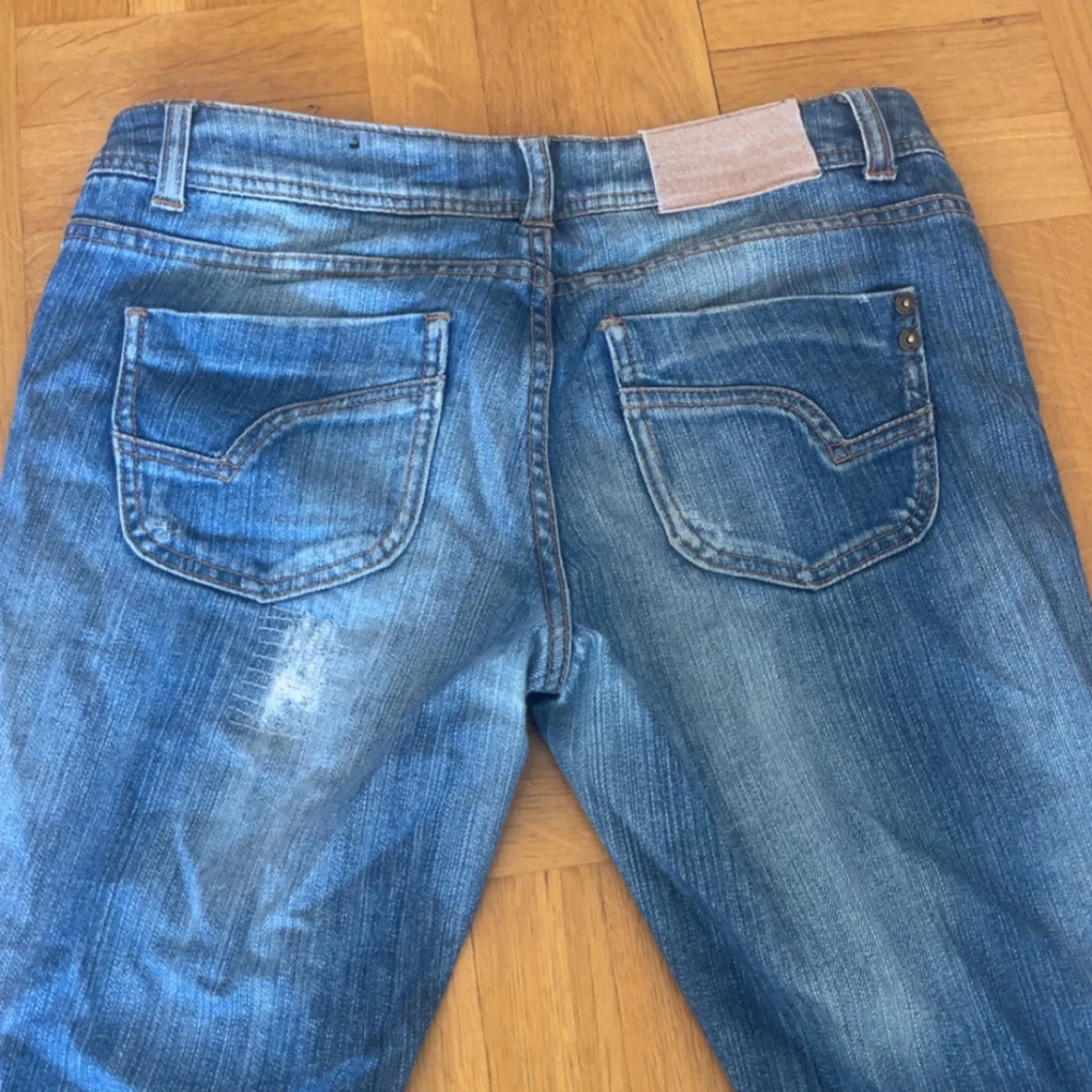 Blå low waist bootcut jeans från Ragtag - 2