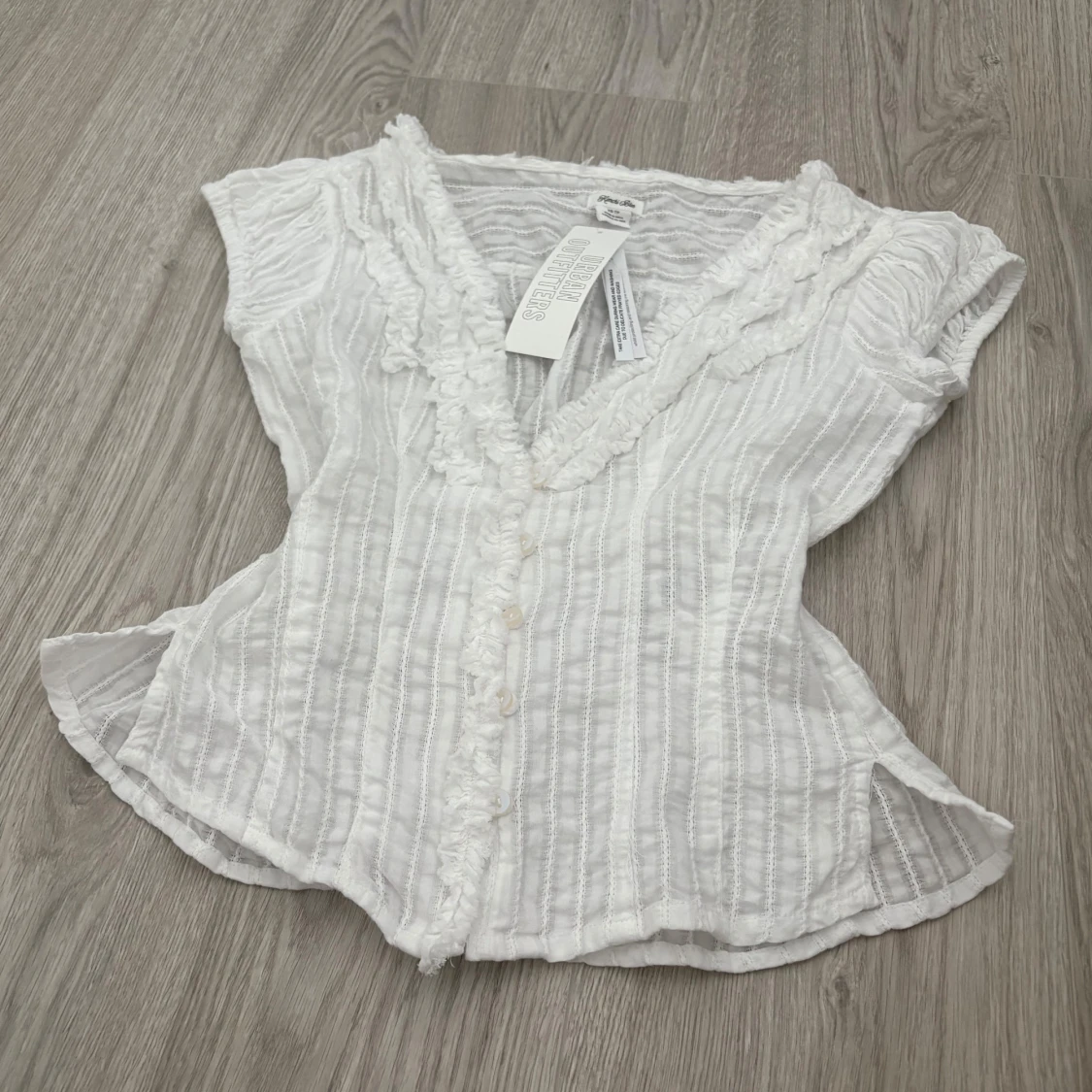 vit blus från kimchi blue urban outfitters