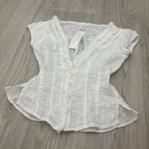 vit blus från kimchi blue urban outfitters - supersöt vit blus från kimchi blue, urban outfitters som är köpt i london. aldrig använd.