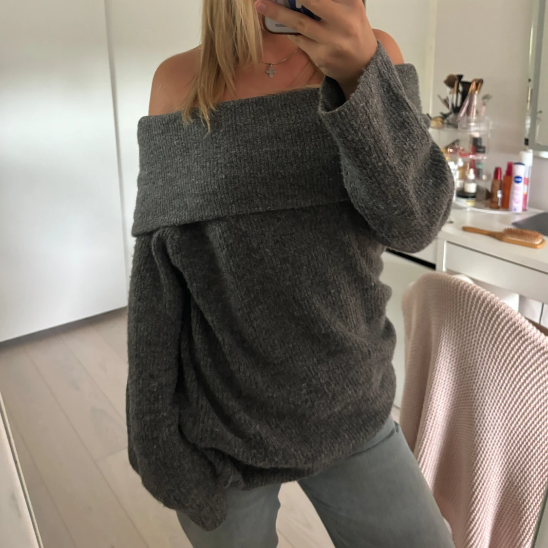 Grå offshoulder stickad tröja - 2
