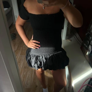 Klänning  - Säljer populär klänning ifrån H&M i mycket bra skick!🍓🍓