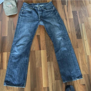 Levi's 501 raka jeans blå denim - Klassiska Levi's 501 jeans med otroligt fin färg, hade gärna behållit dem men midsommar maten och semestern säger emot. Finns på Södermalm eller skickas