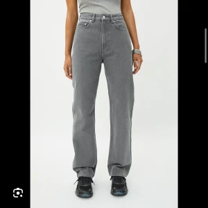Gråa högmidjade raka jeans - Jeans från Weekday. Modell rowe i grå färg. W 25 L 30