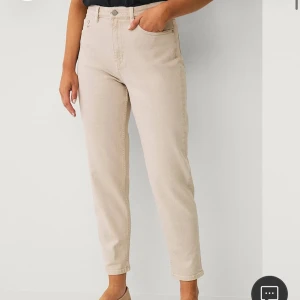 Beige raka jeans med hög midja - jeans från hm i storlek 34