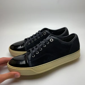 Lanvin skor - Lanvin skor i mycket bra skick! Begränsat antal boxar och dustbags. Rekommenderar att gå ner en storlek. Hör av dig vid frågor!