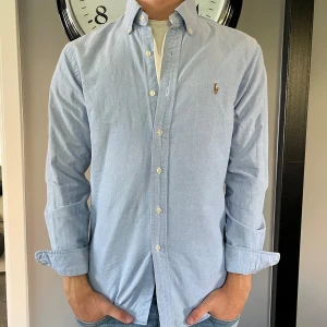 Ralph lauren skjorta - En snygg ralph lauren skjorta i bra skick fast har en liten fläck på baksidan av skjortan, som är i storlek S Nypris 1600kr mitt pris 299kr✅ Fraktas inom 24h📦✅ 