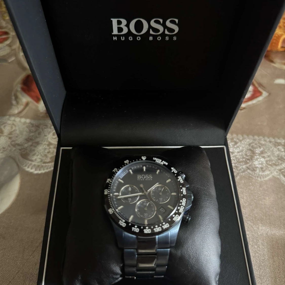 Svart kronografklocka från Hugo Boss