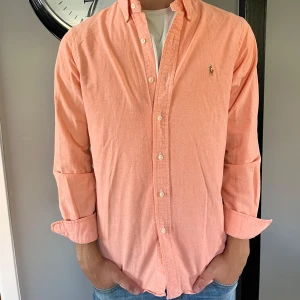 Ralph lauren skjorta - En snygg ralph lauren skjorta i mycket bra skick som är i storlek S Nypris 1600kr mitt pris 499kr✅ Fraktas inom 24h📦✅ 