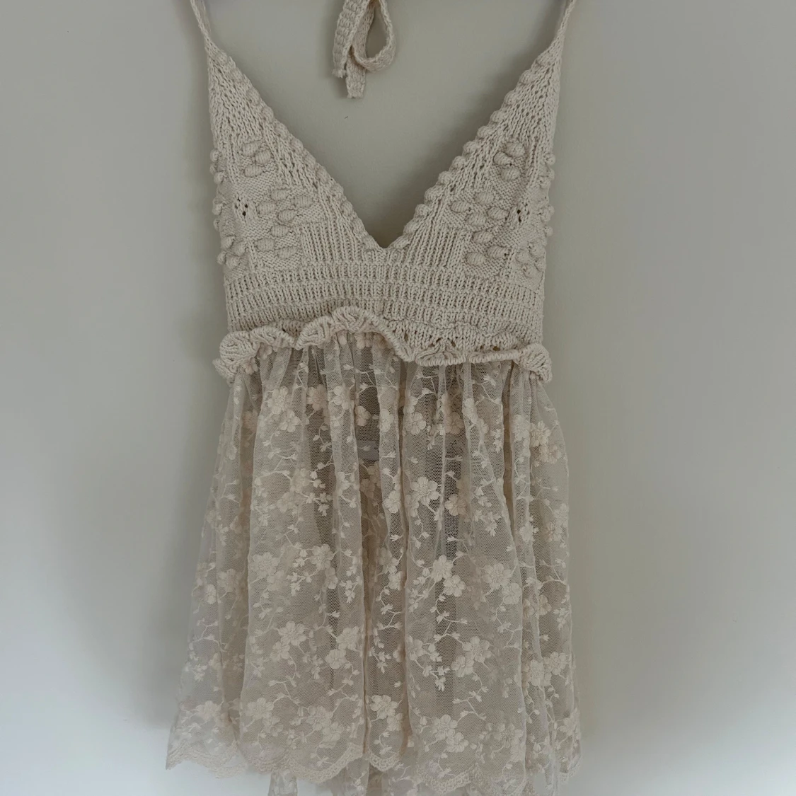 Beige spetstopp med virkad byst