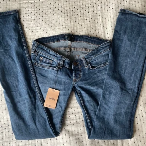 Super low waist jeans  - Jätte låga jeans från ett gammalt h&m, storlek XS/S! De sitter flare på mig❤️