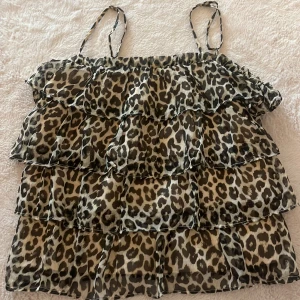 Leopardmönstrad volangtopp Vero Moda XS - Supersöt leopardmönstrad linnetopp från Vero Moda i storlek XS. Toppen har tunna axelband och flera lager volanger. Använd 2 gånger.