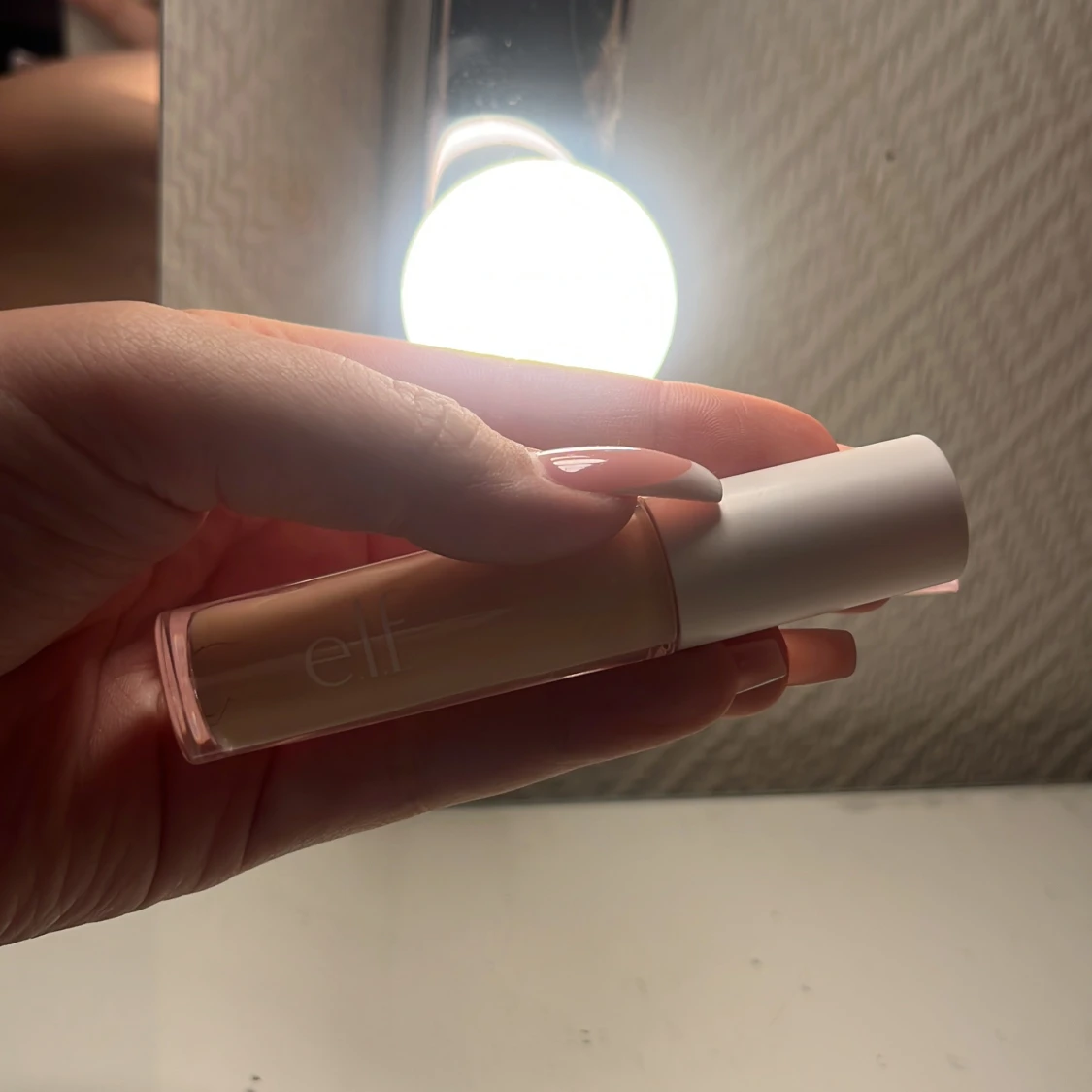 e.l.f. concealer i ljus nyans