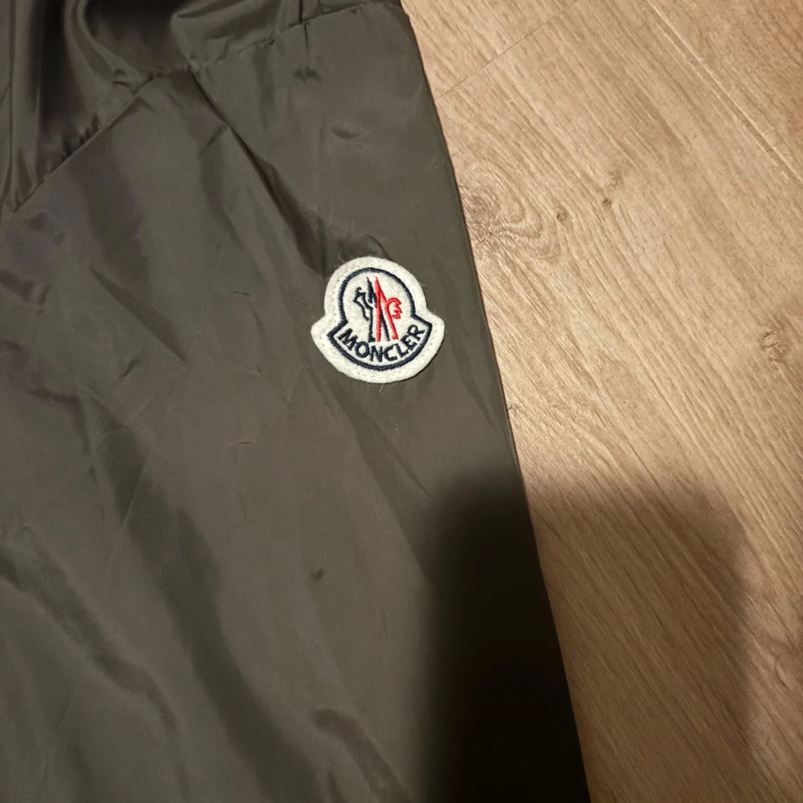 Olivgrön vindjacka från Moncler - 2