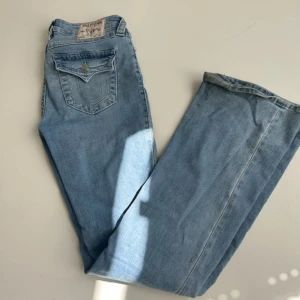 True Religion ljusblå jeans - Ljusblå jeans från True religon i mid waist inköpta i våras för ca 1200kr. Byte kan vara aktuellt mot lågmidjade true religons! 