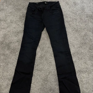 Nattblå bootcut jeans från LTB - Snygga nattblå jeans från LTB, modell Valerie. Jeansen har bootcut passform med lätt utsvängda ben. Tillverkade i stretchigt bomullsmaterial för en bekvämare känsla. W26 och L32. Nypris ca 1000