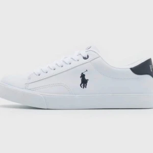 Vita skor från Ralph Lauren - Skor från Ralph lauren inte mycket använda lch säljer för dom är för stora. Kan skicka egen bild om någon vill se.