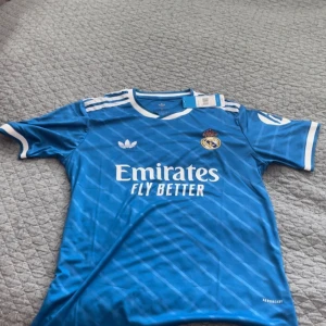 Blå Real Madrid Adidas fotbollströja - Real Madrid tröja storlek M