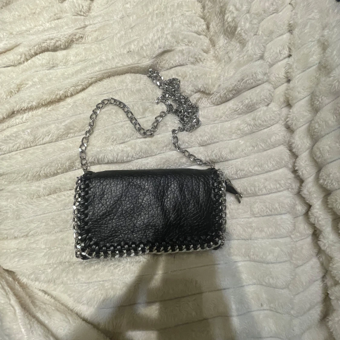 Svart axelväska med kedja - 1