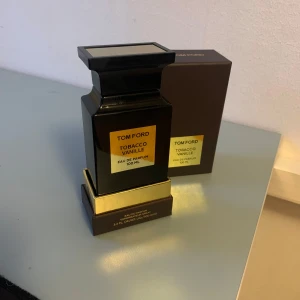 Tom Ford Tobacco Vanille - Tom Ford Tobacco Vanille 99ml återstår. Premium parfym | Skick: 10/10 | Doftar: Kryddig öppning med vanilj som basnot | Tveka inte att höra av er vid frågor! 
